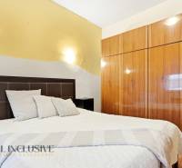 REZERVOVANÉ 4-izb. rodinný dom s garážou, Čierny Brod - Spálňa s posteľou a vstavanej skrine, Rodinný dom. Neutrálne farby, podlaha s dreveným dekorom.