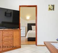 REZERVOVANÉ 4-izb. rodinný dom s garážou, Čierny Brod - Interiér rodinného domu s veľkou televíziou, otvorené dvere do spálne, dekorácie.