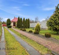 REZERVOVANÉ 4-izb. rodinný dom s garážou, Čierny Brod - Prístupová cesta a záhrada v okolí rodinného domu v Čiernom Brode s ihličnanmi.