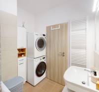 BA/PETRŽALKA-Prenájom moderného 3i bytu s parkovacím státim-Slnečnice - Kúpeľňa v 3-izbovom byte s práčkou, sušičkou a sprchovým závesom.