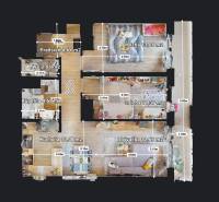 BA/PETRŽALKA-Prenájom moderného 3i bytu s parkovacím státim-Slnečnice - Pôdorys 3-izbového bytu s kuchyňou a obývačkou s podlahou s dreveným dekorom.