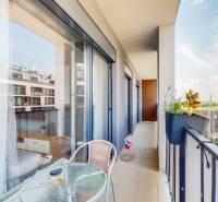 BA/PETRŽALKA-Prenájom moderného 3i bytu s parkovacím státim-Slnečnice - Balkón 3-izbového bytu na ulici Zuzany Chalupovej v Bratislave - Petržalke s výhľadom na okolie.