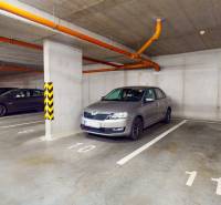 BA/PETRŽALKA-Prenájom moderného 3i bytu s parkovacím státim-Slnečnice - Podzemné parkovisko na Zuzany Chalupovej, Bratislava - Petržalka, s viacerými zaparkovanými autami.
