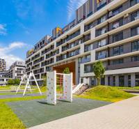 BA/PETRŽALKA-Prenájom moderného 3i bytu s parkovacím státim-Slnečnice - Exteriér bytového komplexu v Bratislave-Petržalke s ihriskom a zeleňou.