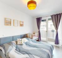 BA/PETRŽALKA-Prenájom moderného 3i bytu s parkovacím státim-Slnečnice - Svetlá spálňa s posteľou, detskou postieľkou a podlahou s dreveným dekorom v 3-izbovom byte.