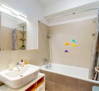 BA/PETRŽALKA-Prenájom moderného 3i bytu s parkovacím státim-Slnečnice - Kúpeľňa v 3-izbovom byte s vaňou, zrkadlom a dekoratívnymi samolepkami.