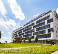 BA/PETRŽALKA-Prenájom moderného 3i bytu s parkovacím státim-Slnečnice - Bytový komplex na ulici Zuzany Chalupovej v Bratislave - Petržalke s modernou architektúrou.