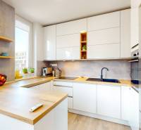 BA/PETRŽALKA-Prenájom moderného 3i bytu s parkovacím státim-Slnečnice - Kuchyňa v 3-izbovom byte s bielymi skrinkami, podlahou s dreveným dekorom a pultom.