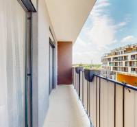 BA/PETRŽALKA-Prenájom moderného 3i bytu s parkovacím státim-Slnečnice - Balkón 3-izbového bytu na Zuzany Chalupovej v Bratislave-Petržalke s výhľadom na okolitú architektúru.