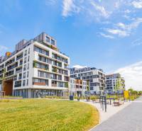 BA/PETRŽALKA-Prenájom moderného 3i bytu s parkovacím státim-Slnečnice - Bytový komplex v Bratislave-Petržalke s modernými bytmi a upraveným zeleným okolím.