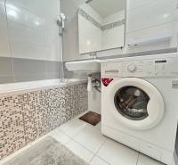 Prenájom- 2 izbovy byt- 49m2- Dadanova- Hájik  - Kúpeľňa s vaňou a práčkou v 2-izbovom byte, dlažba a biele obklady.