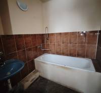 VEĽKÝ DVOJIZBOVÝ BYT 58M² + 2 PIVNICE, VRANOV - Kúpeľňa s hnedými obkladačkami, vaňou a modrým umývadlom v 2-izbovom byte.