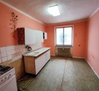 VEĽKÝ DVOJIZBOVÝ BYT 58M² + 2 PIVNICE, VRANOV - Kuchyňa v 2-izbovom byte s oranžovými stenami a jednoduchou kuchynskou linkou.