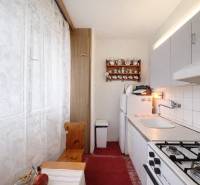 NA PREDAJ 1-IZBOVÝ BYT V PÔVODNOM STAVE – DÚBRAVKA, SARATOVSKÁ ULICA - Útulná kuchyňa s plynovým sporákom a rustikálnou dekoráciou v 1-izbovom byte.