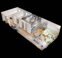 | 3-izbový byt v novostavbe, ul. Odevná + parking | Trenčín  - Dispozícia 3-izbového bytu s podlahou s dreveným dekorom, kuchyňou a obývacou časťou.