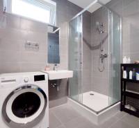 | 3-izbový byt v novostavbe, ul. Odevná + parking | Trenčín  - Kúpeľňa v 3-izbovom byte s práčkou, sprchovým kútom a umývadlom.