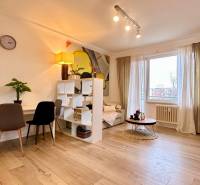 – PRENAJOM – 2 IZBOVÝ BYT 52 m² – OSTREDKOVA – RUŽINOV  - Obývačka v 2-izbovom byte s podlahou s dreveným dekorom a svetlým nábytkom.