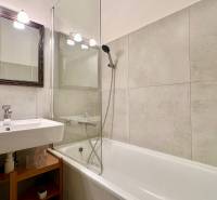 – PRENAJOM – 2 IZBOVÝ BYT 52 m² – OSTREDKOVA – RUŽINOV  - Kúpeľňa s vaňou a umývadlom v 2-izbovom byte, béžové obklady.