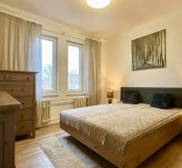 – PRENAJOM – 2 IZBOVÝ BYT 52 m² – OSTREDKOVA – RUŽINOV  - Spálňa v 2-izbovom byte s manželskou posteľou, komodou a podlahou s dreveným dekorom.