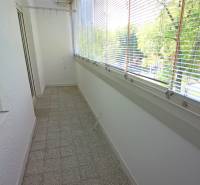 **BEZ PROVÍZIE**3-IZBOVÝ BYT S BALKÓNOM A LOGGIOU NA PALISÁDACH**      - Presklená lodžia s terakotovou dlažbou, tienidlami a výhľadom, vhodná pre 3-izbový byt.