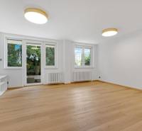 ,Prenájom moderný 3 izb. dom, Sološnícka ul,124 m2, Karlova Ves - Obývacia izba s podlahou s dreveným dekorom v rodinnom dome, presvetlená izbovými oknami.