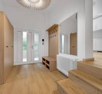 ,Prenájom moderný 3 izb. dom, Sološnícka ul,124 m2, Karlova Ves - Vstupná hala rodinného domu s podlahou s dreveným dekorom, vešiakom a zrkadlom.