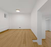 ,Prenájom moderný 3 izb. dom, Sološnícka ul,124 m2, Karlova Ves - Izba v rodinnom dome s podlahou s dreveným dekorom a bielymi stenami.