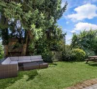 ,Prenájom moderný 3 izb. dom, Sološnícka ul,124 m2, Karlova Ves - Záhrada rodinného domu na Sološnickej v Bratislave - Karlovej Vsi s vonkajším posedením.