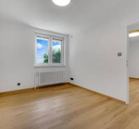 ,Prenájom moderný 3 izb. dom, Sološnícka ul,124 m2, Karlova Ves - Prázdna izba s podlahou s dreveným dekorom v rodinnom dome, biele steny a okno.