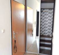 Prenajaté - 2.izbový byt s parkovaním v obci Hviezdoslavov - Chodba v 1-izbovom byte s posuvnými dverami a vstavanou skriňou.