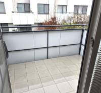 Prenajaté - 2.izbový byt s parkovaním v obci Hviezdoslavov - Balkón 1-izbového bytu v Bratislave - Janíkovom dvore s výhľadom na susedné budovy.