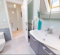 PREDANÉ - Exkluzívne na predaj rodinný dom v Stupave - Kúpeľňa v rodinnom dome s toaletou, umývadlom a dlažbou.