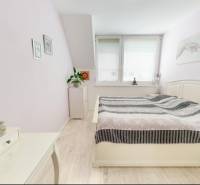 PREDANÉ - Exkluzívne na predaj rodinný dom v Stupave - Spálňa v rodinnom dome s dekorom drevenej podlahy a bledým nábytkom.