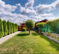 PREDANÉ - Exkluzívne na predaj rodinný dom v Stupave - Záhrada rodinného domu v Stupave s udržiavaným trávnikom a výsadbou.