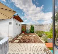 PREDANÉ - Exkluzívne na predaj rodinný dom v Stupave - Záhrada rodinného domu v Stupave s vírivkou a záhradným domčekom.