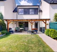 PREDANÉ - Exkluzívne na predaj rodinný dom v Stupave - Záhrada a terasa pri rodinnom dome v Stupave s upraveným trávnikom a záhonom.