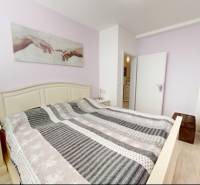 PREDANÉ - Exkluzívne na predaj rodinný dom v Stupave - Spálňa v rodinnom dome s dekoratívnym textilom a podlahou s dreveným dekorom.