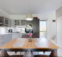 PREDANÉ - Exkluzívne na predaj rodinný dom v Stupave - Kuchyňa v rodinnom dome s dekorom dreva na jedálenskom stole.