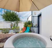 PREDANÉ - Exkluzívne na predaj rodinný dom v Stupave - V rodinnom dome v Stupave je vírivka s terasou pod slnečníkom.