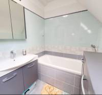 PREDANÉ - Exkluzívne na predaj rodinný dom v Stupave - Kúpeľňa s vaňou v rodinnom dome, elegantné doplnky a svetlé farebné tóny.