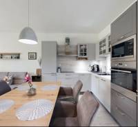 PREDANÉ - Exkluzívne na predaj rodinný dom v Stupave - Interiér rodinného domu s kuchyňou, jedálenským stolom a obývacou izbou.