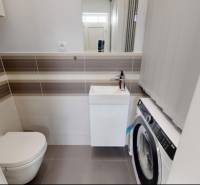 PREDANÉ - Exkluzívne na predaj rodinný dom v Stupave - Kúpeľňa s toaletou a práčkou v rodinnom dome, svetlé obklady a dlažba.