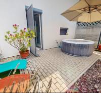 PREDANÉ - Exkluzívne na predaj rodinný dom v Stupave - V exteriéri rodinného domu v Stupave sú lehátka, vírivka a slnečník.