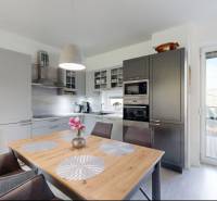 PREDANÉ - Exkluzívne na predaj rodinný dom v Stupave - Kuchyňa v rodinnom dome s jedálenským stolom a vstupom na terasu.