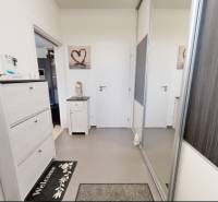 PREDANÉ - Exkluzívne na predaj rodinný dom v Stupave - Interiér rodinného domu s bielym nábytkom a zrkadlovou skriňou. Pečiatka a logo na obrázku.