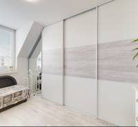 PREDANÉ - Exkluzívne na predaj rodinný dom v Stupave - Interiér rodinného domu so svetlou miestnosťou, pohovkou a rastlinou, podlaha s dreveným dekorom.