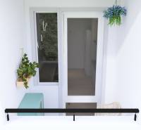 PREDANÉ - 4 izbový byt s loggiou v Petržalke - Balkón v 3-izbovom byte v Bratislave - Petržalke s rastlinami a závesnou dekoráciou.