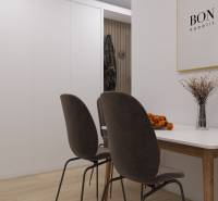 PREDANÉ - 4 izbový byt s loggiou v Petržalke - Jasná jedáleň s tmavými stoličkami a stolom, podlaha s dreveným dekorom.