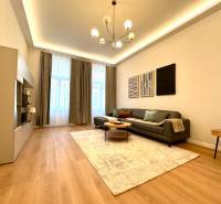 Prenájom priestranného 2-izbového bytu v absolútnom centre Košíc - Obývačka 2-izbového bytu s podlahou s dreveným dekorom a štýlovým osvetlením.