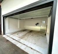 Prenájom priestranného 2-izbového bytu v absolútnom centre Košíc - Otvorená garáž na Mäsiarskej ulici v Košiciach, Staré Mesto, s bielymi stenami.